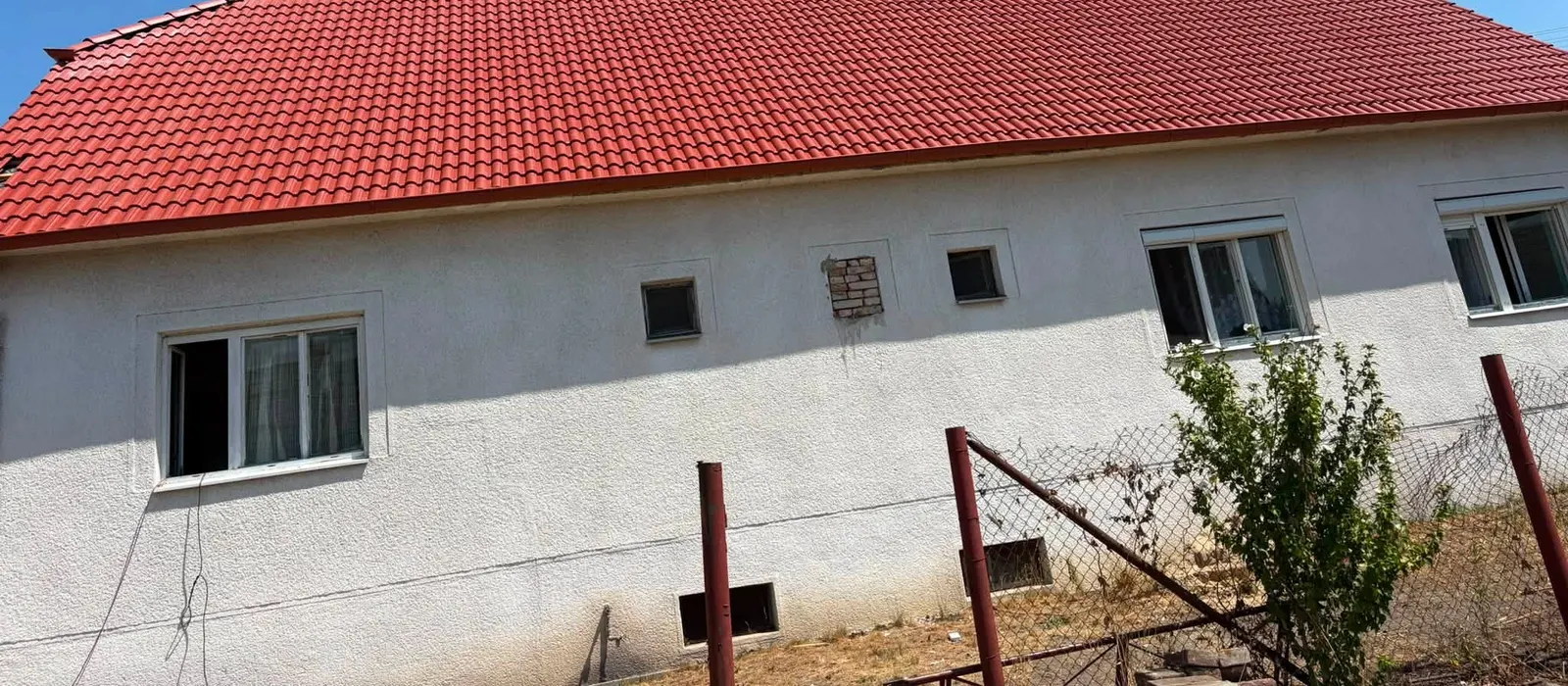 Rodinný dom s novou červenou škridlovou strechou